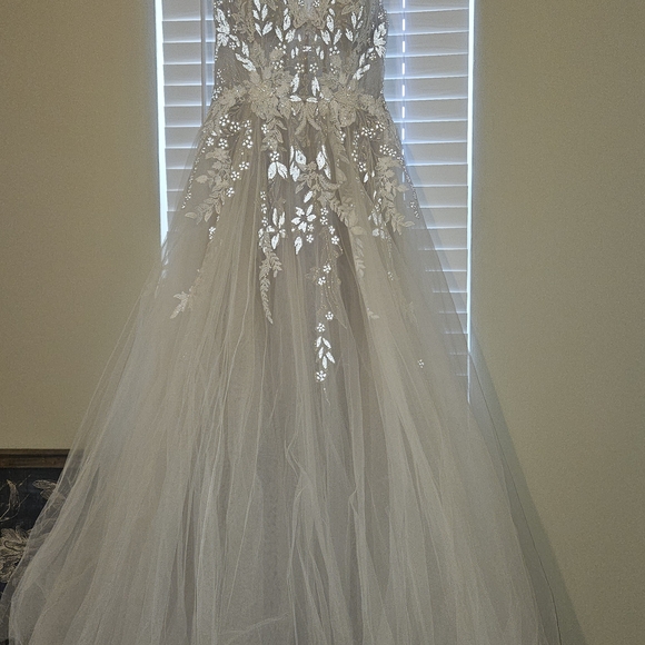 Elegant White Floral Lace Gown - Picture 6 of 12